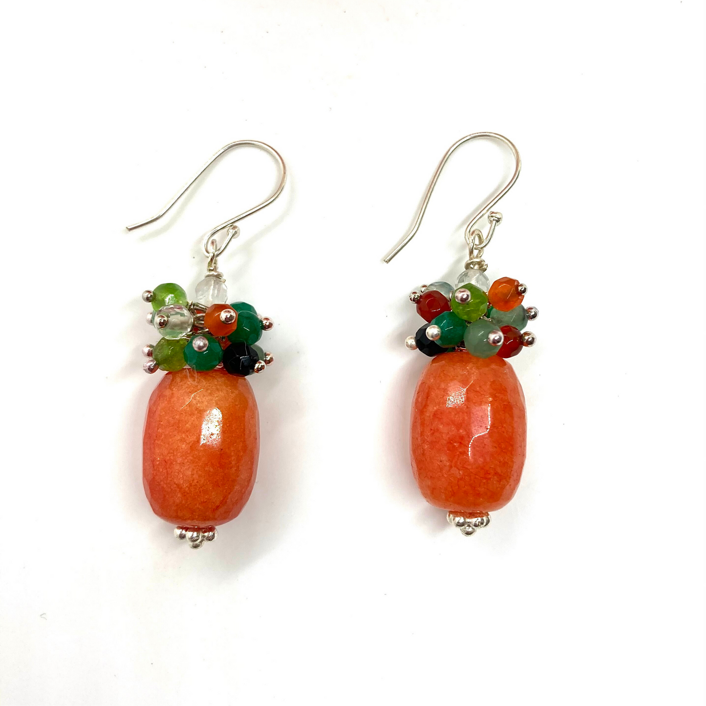 Pendientes de piedras preciosas de jade mandarina con racimo de jade, cornalina, peridoto, crisoprasa, ónix, cristal de roca y ágata verde