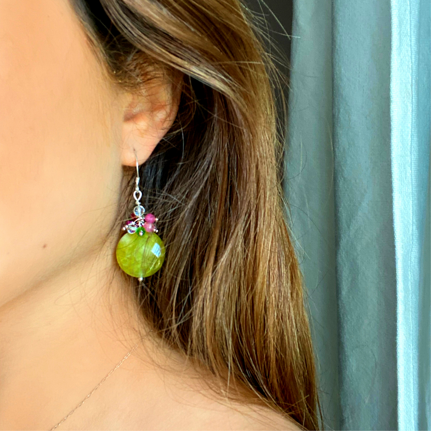 Pendientes de jade verde vivo natural, pendientes colgantes de piedras preciosas con un grupo de pequeñas gemas de color rosa, verde y cristal, minimalistas, regalos para ella.