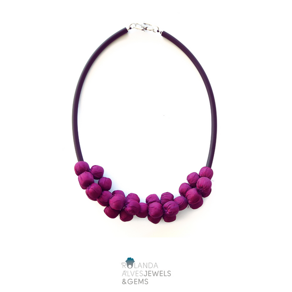 Contemporary line - Silk beads and black caocho necklace