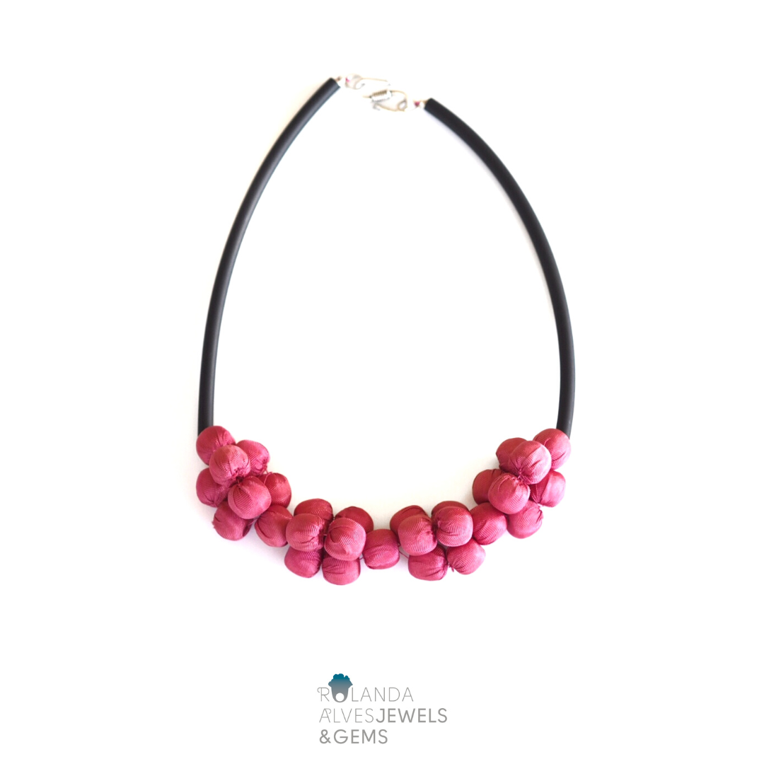 Contemporary line - Silk beads and black caocho necklace