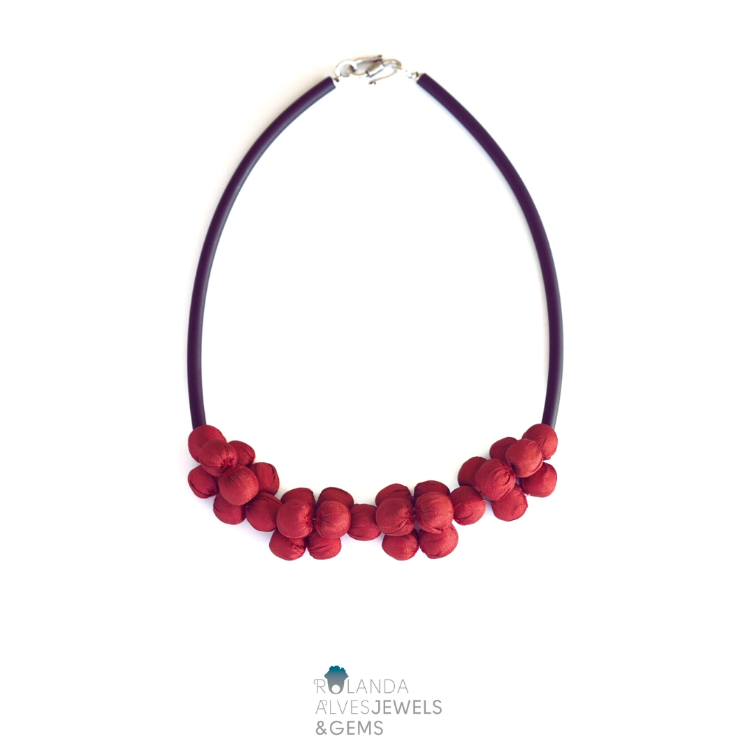 Contemporary line - Silk beads and black caocho necklace