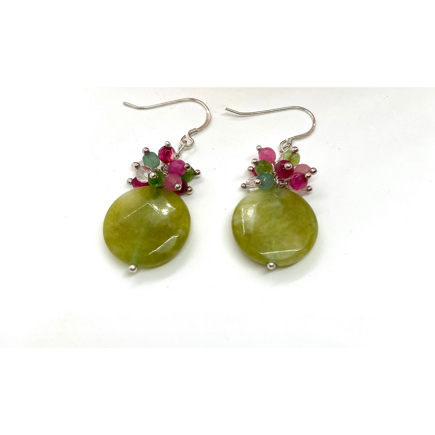 Boucles d'oreilles en jade vert vif naturel, boucles d'oreilles en pierres précieuses pendantes avec un groupe de minuscules pierres précieuses roses, vertes et en cristal, minimalistes, cadeaux pour elle