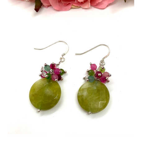 Pendientes de jade verde vivo natural, pendientes colgantes de piedras preciosas con un grupo de pequeñas gemas de color rosa, verde y cristal, minimalistas, regalos para ella.