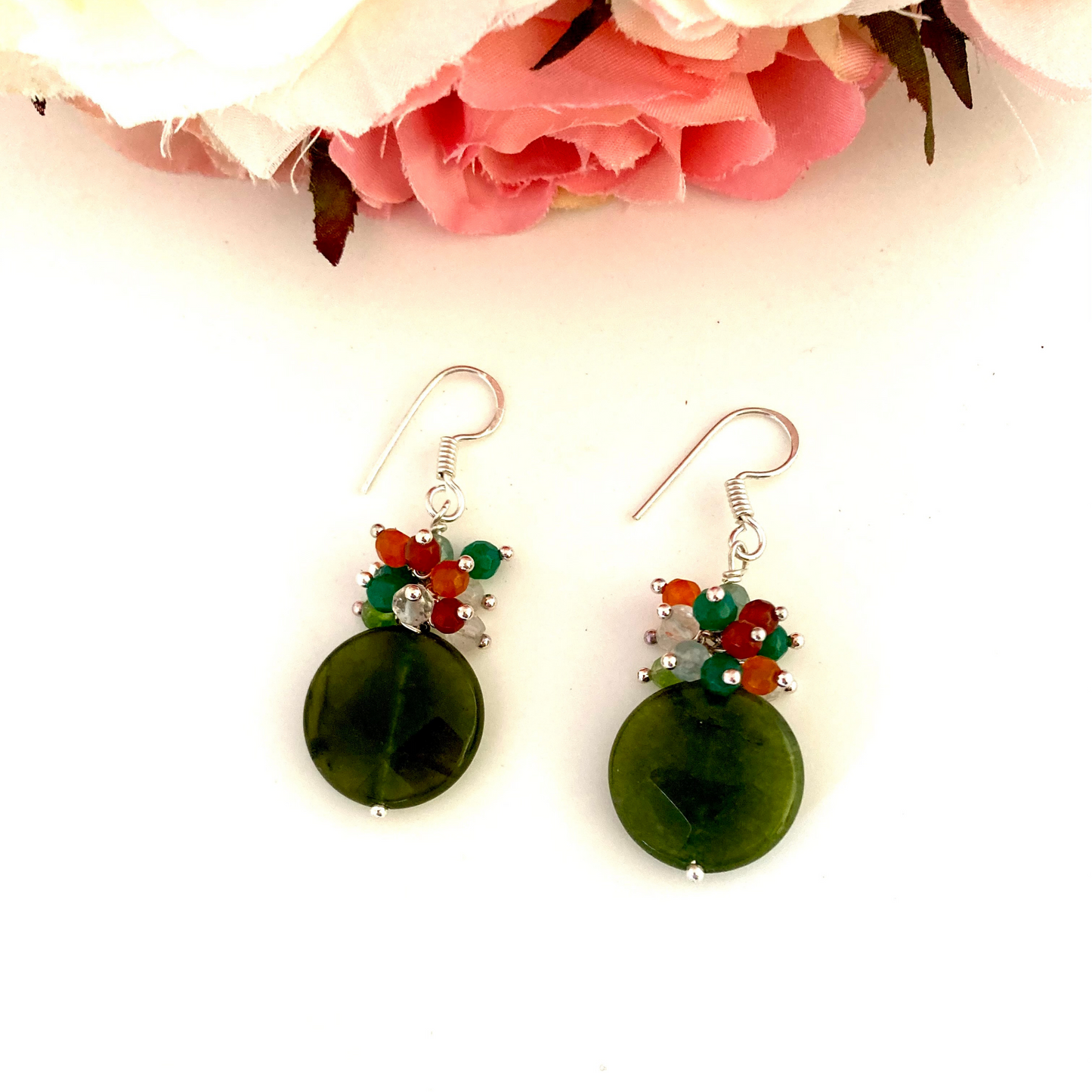 Pendientes de jade verde oscuro natural, pendientes colgantes de piedras preciosas con un grupo de pequeñas gemas naranjas, verdes y de cristal, minimalistas, regalos para ella