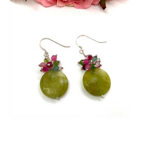 Brincos de jade verde vívido natural, brincos de pedras preciosas pendentes com um conjunto de pequenas gemas rosa, verdes e de cristal, presentes minimalistas para ela