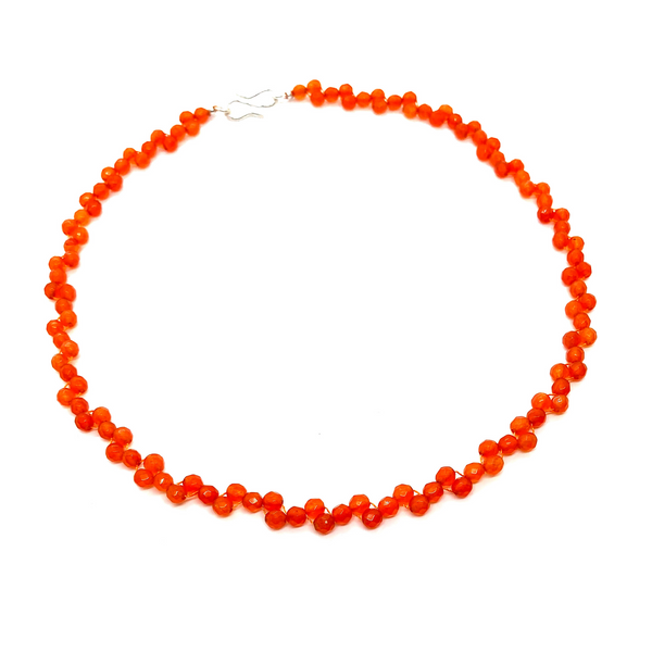 Karneol - Natürliche Karneol-Halskette in lebendigem Orange mit einem Twist