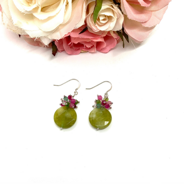 Boucles d'oreilles en jade vert vif naturel, boucles d'oreilles en pierres précieuses pendantes avec un groupe de minuscules pierres précieuses roses, vertes et en cristal, minimalistes, cadeaux pour elle