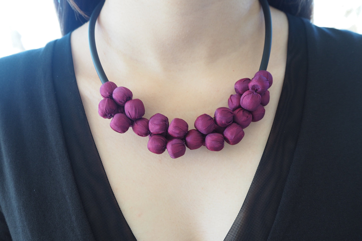 Contemporary line - Silk beads and black caocho necklace