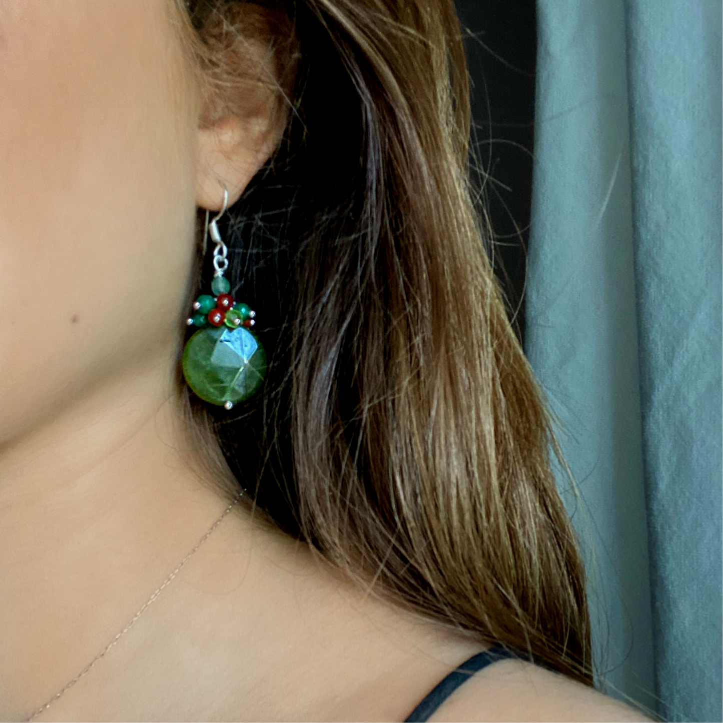 Pendientes de jade verde oscuro natural, pendientes colgantes de piedras preciosas con un grupo de pequeñas gemas naranjas, verdes y de cristal, minimalistas, regalos para ella