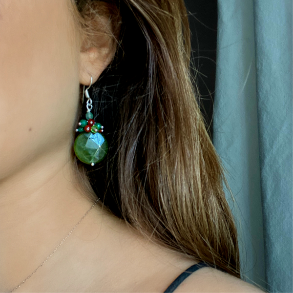 Orecchini di giada verde scuro naturale, orecchini di pietre preziose pendenti con un grappolo di piccole gemme arancioni, verdi e di cristallo, minimalisti, regali per lei