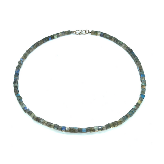 Delicata collana di perline cubiche di labradorite naturale