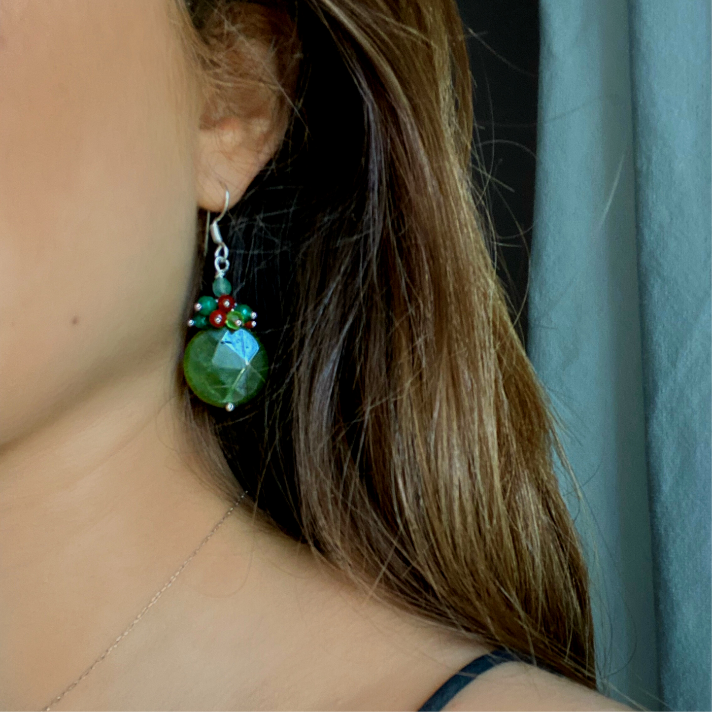 Pendientes de jade verde oscuro natural, pendientes colgantes de piedras preciosas con un grupo de pequeñas gemas naranjas, verdes y de cristal, minimalistas, regalos para ella