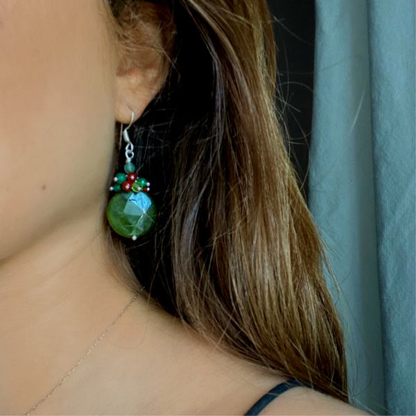 Orecchini di giada verde scuro naturale, orecchini di pietre preziose pendenti con un grappolo di piccole gemme arancioni, verdi e di cristallo, minimalisti, regali per lei