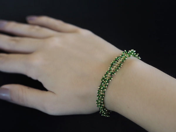 Minimalistisches smaragdgrünes und goldenes Armband für Frauen, goldenes zierliches verstellbares Armband, grünes Damenarmband, Geschenke für Frauen, goldenes Armband