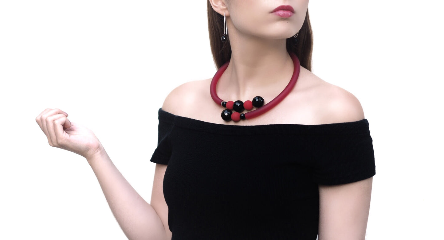 Línea contemporánea - Collar Statement de ónix negro, lava roja y caocho rojo,