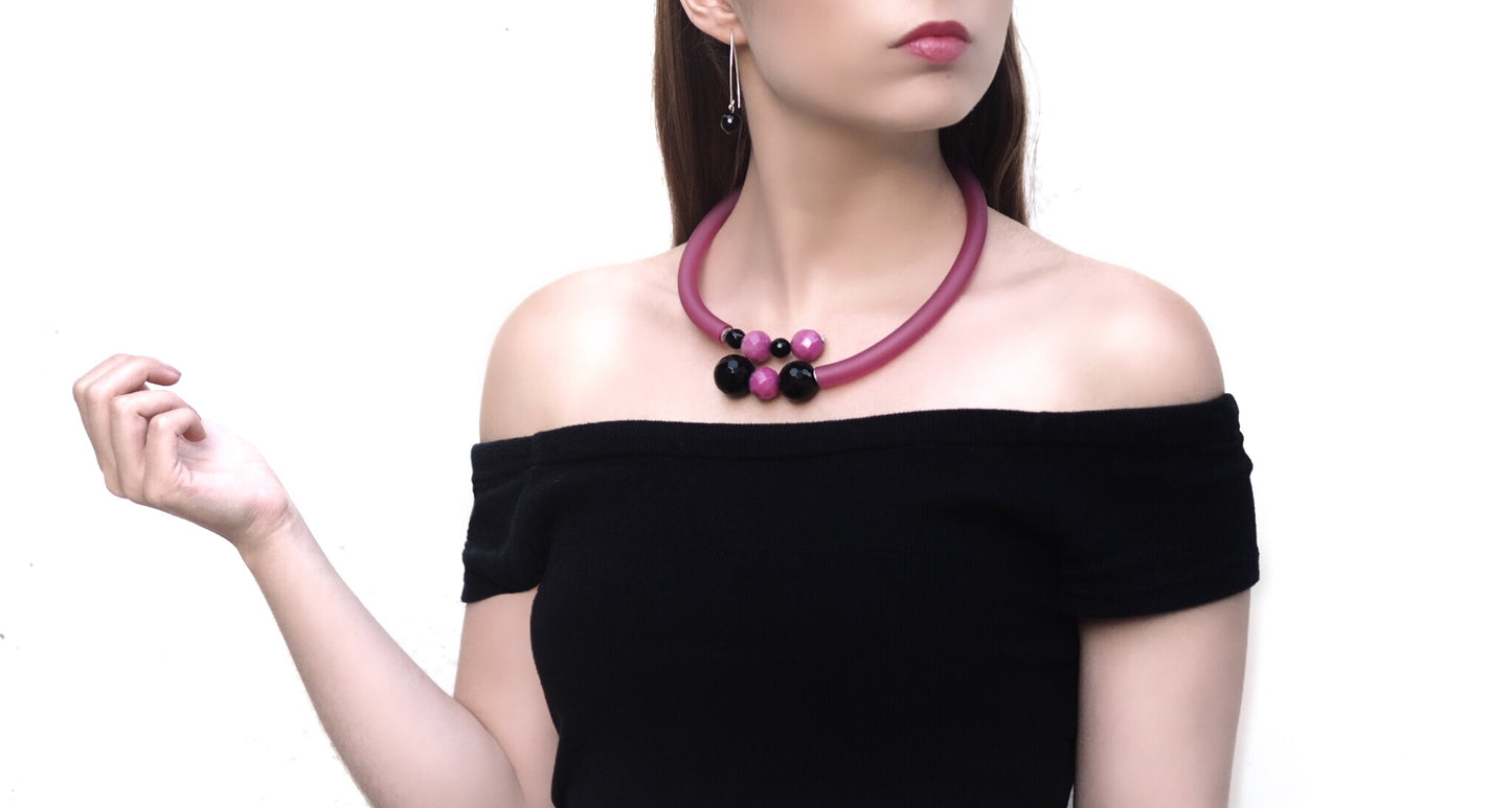 Ligne contemporaine - Collier onyx noir, rhodochrosite rose, argent et caocho rose