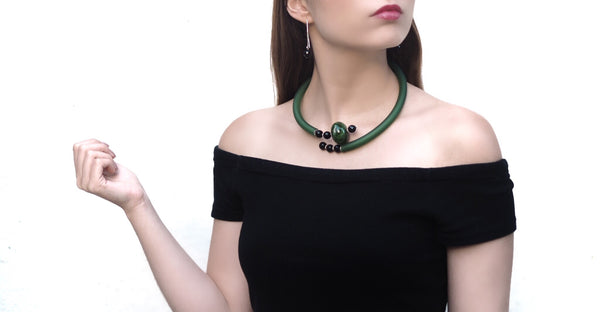 Línea contemporánea - Collar Statement con ágata verde esmeralda, ónix y caocho verde