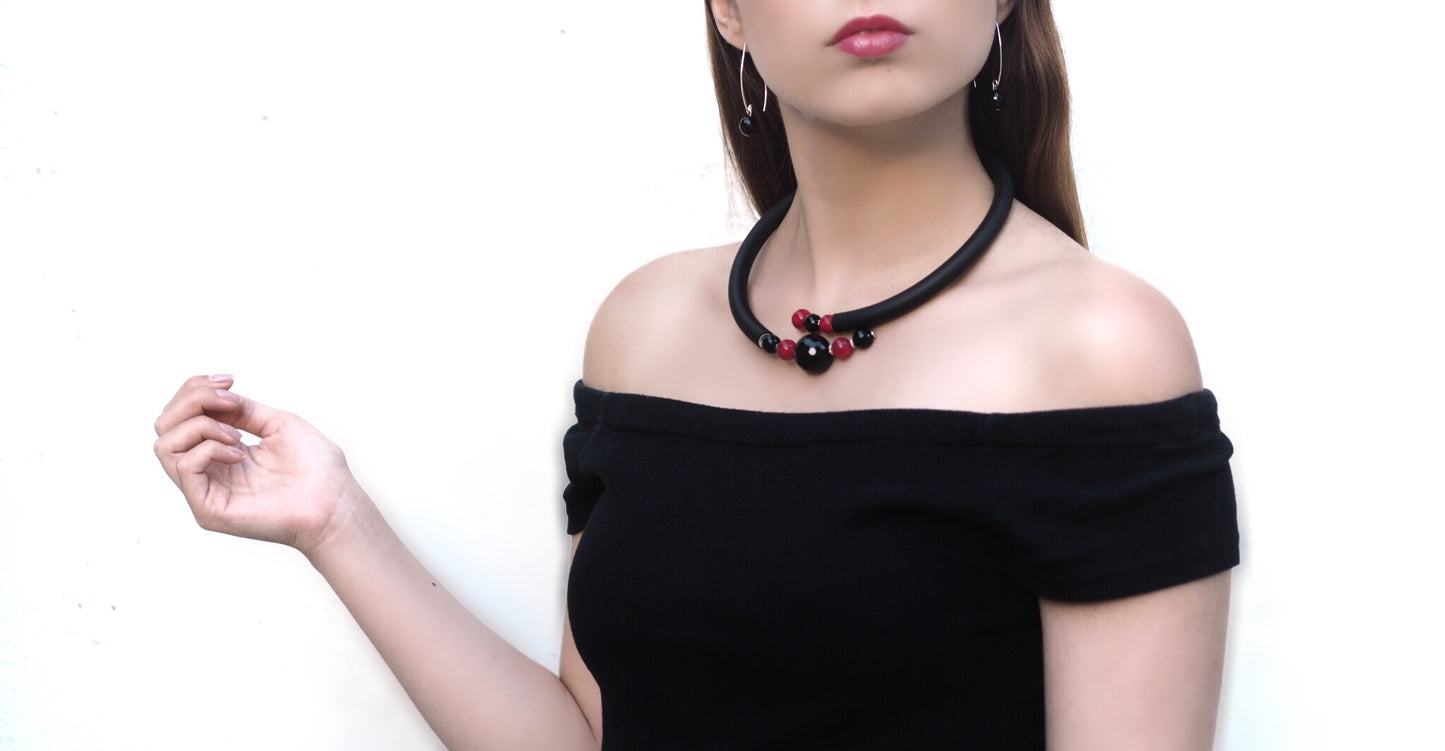 Contemporary line - Statement black onyx, red coral and black caocho necklace