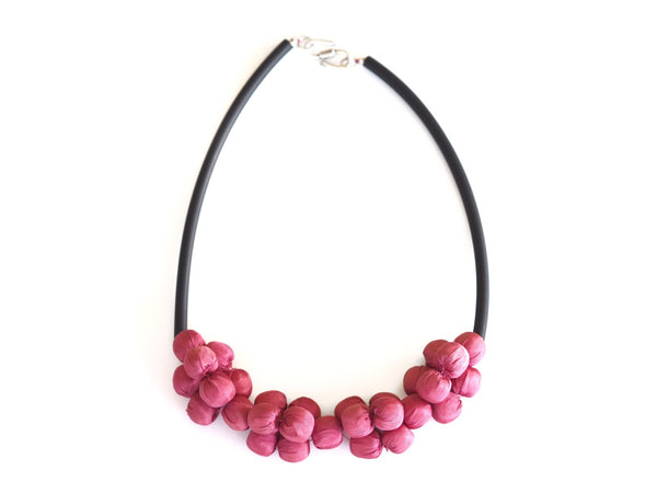 Contemporary line - Silk beads and black caocho necklace