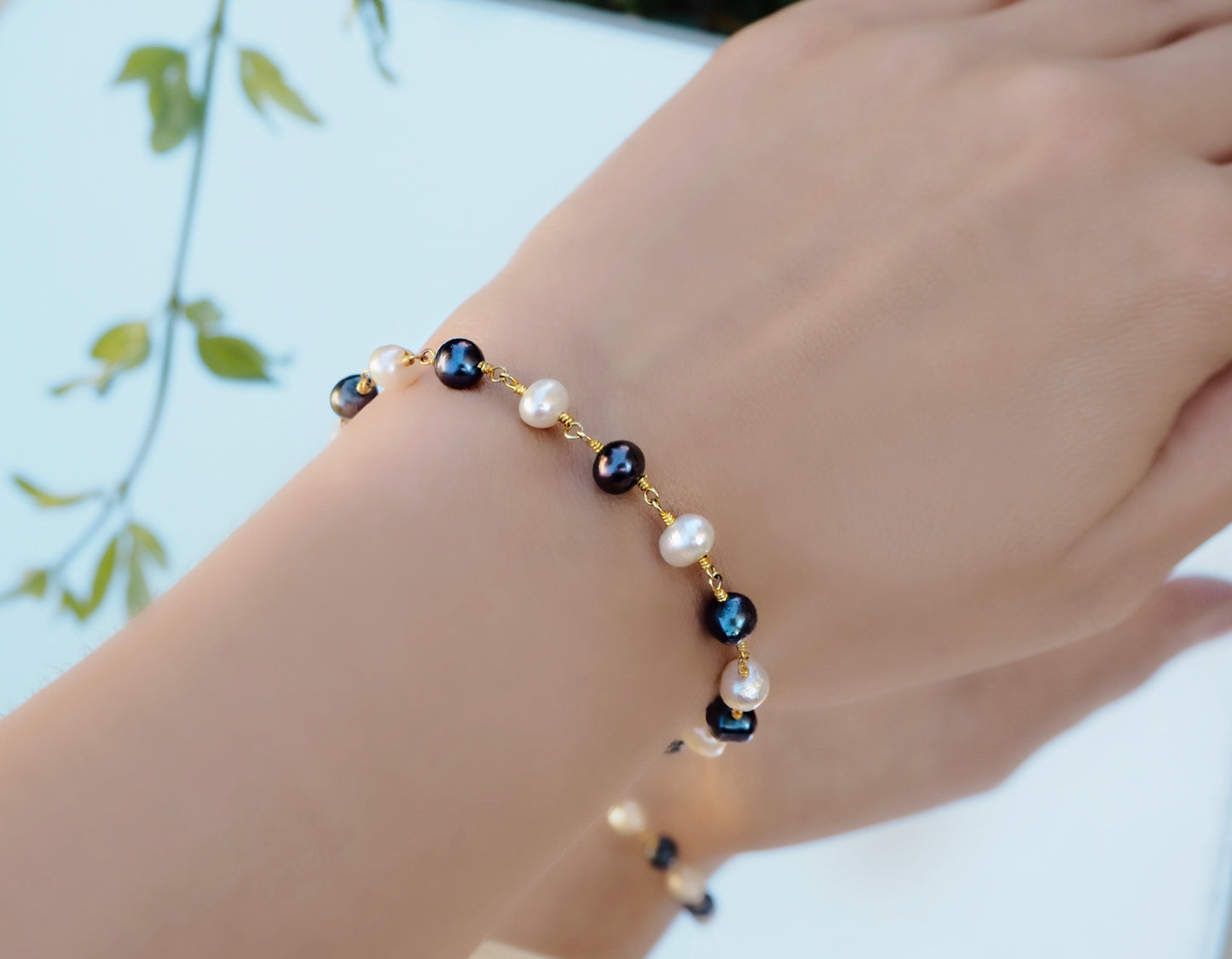 Pérola - Pulseira delicada de pérolas e ouro brancas naturais e azuis escuras, presentes para ela, pulseira de pérolas femininas ajustáveis, algo azul, joia de dama de honra