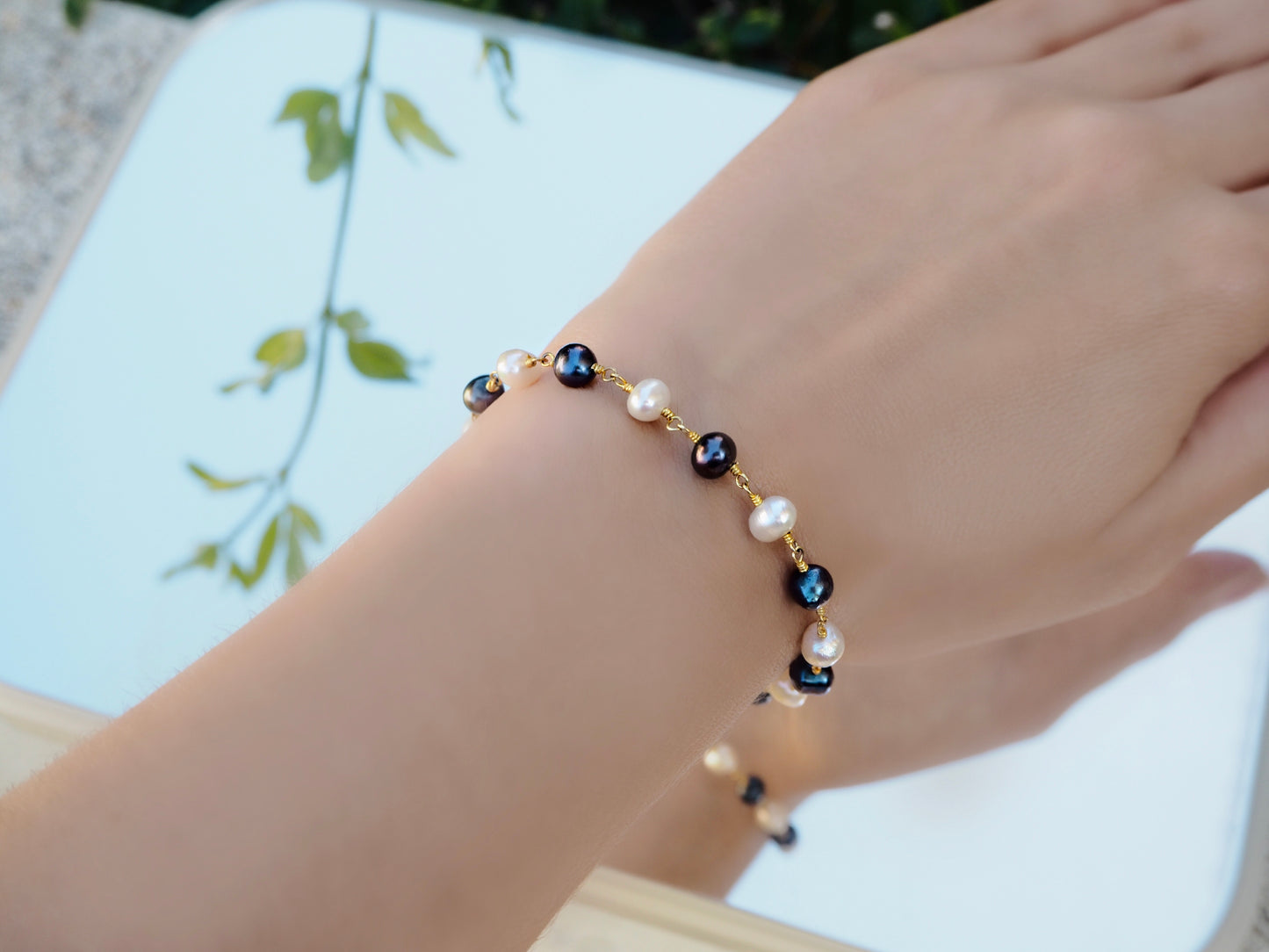 Pérola - Pulseira delicada de pérolas e ouro brancas naturais e azuis escuras, presentes para ela, pulseira de pérolas femininas ajustáveis, algo azul, joia de dama de honra