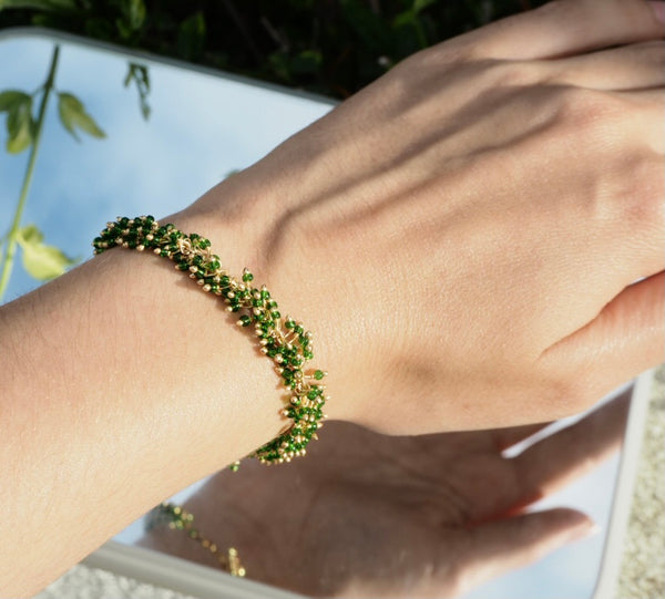Minimalistisches smaragdgrünes und goldenes Armband für Frauen, goldenes zierliches verstellbares Armband, grünes Damenarmband, Geschenke für Frauen, goldenes Armband