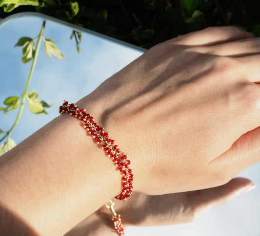 Pulsera minimalista de oro y rojo, pulsera de oro delicada ajustable, joyería minimalista, pulsera roja de mujer, regalos para ella, amor y pasión