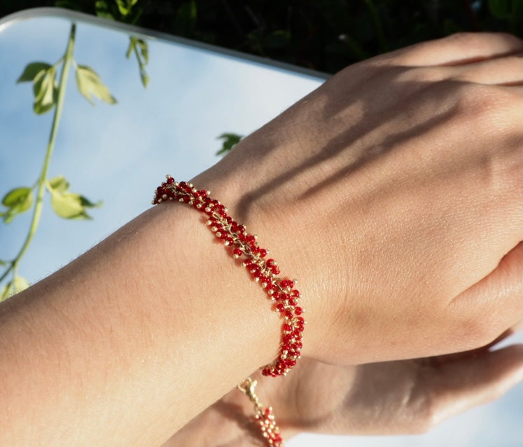 Pulsera minimalista de oro y rojo, pulsera de oro delicada ajustable, joyería minimalista, pulsera roja de mujer, regalos para ella, amor y pasión