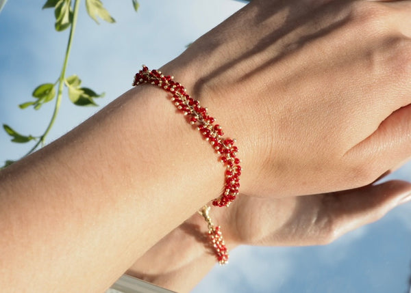 Pulseira minimalista em ouro e vermelho, pulseira ajustável em ouro fino, joias minimalistas, pulseira feminina vermelha, presentes para ela, amor e paixão