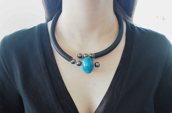 Contemporary line - Turquoise blue agate, hematite and black caocho necklace