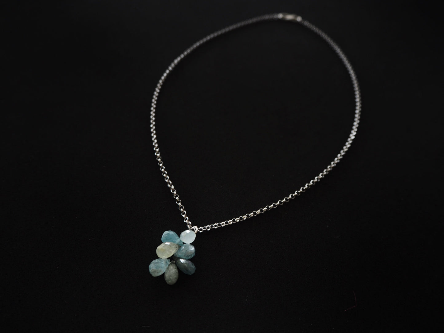 Aquamarin Briolette Anhänger und Kette aus Sterlingsilber