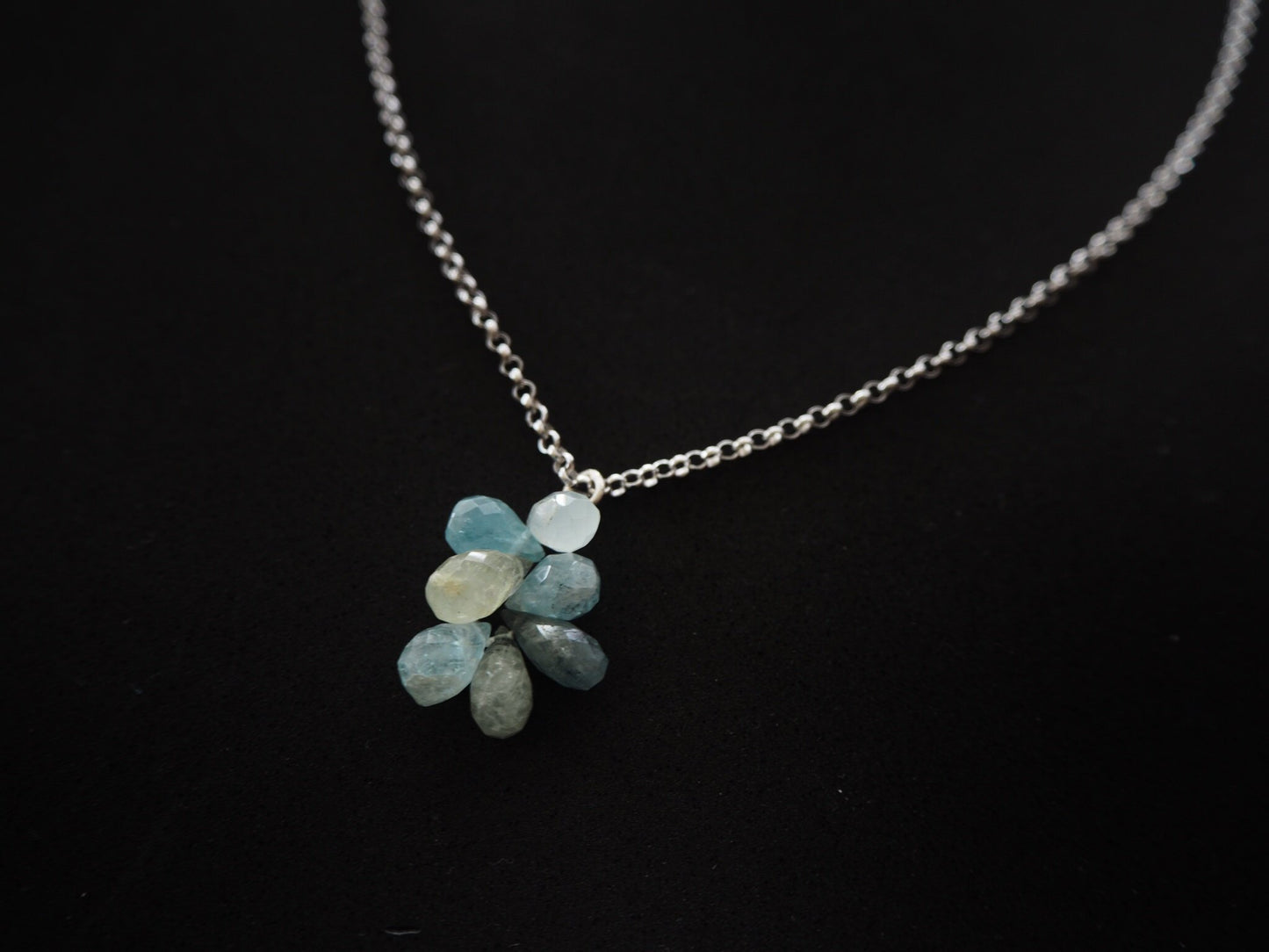 Aquamarin Briolette Anhänger und Kette aus Sterlingsilber