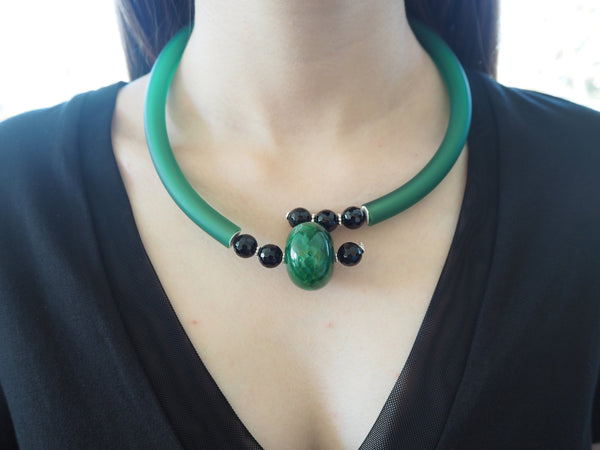 Zeitgenössische Linie -Statement Halskette aus smaragdgrünem Achat, Onyx und grünem Caocho