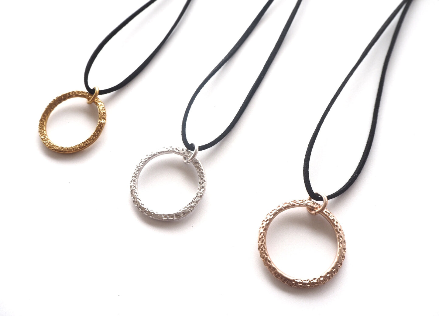Collezione Textures - collana con ciondolo martellato a mano - collezione"Terra".