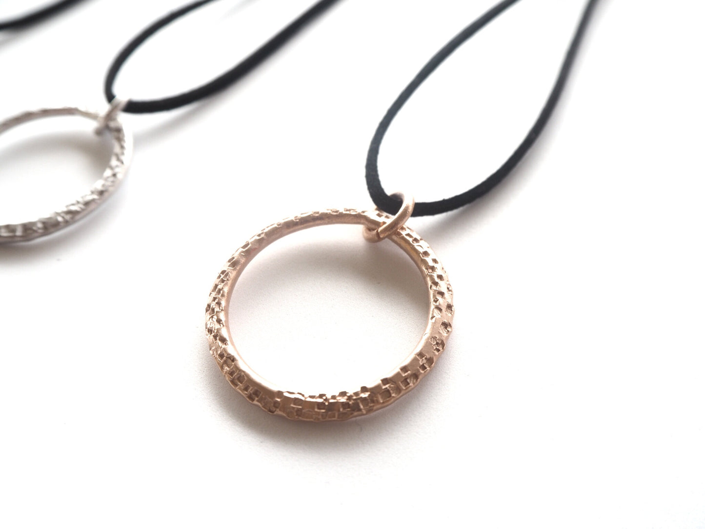 Collezione Textures - collana con ciondolo martellato a mano - collezione"Terra".