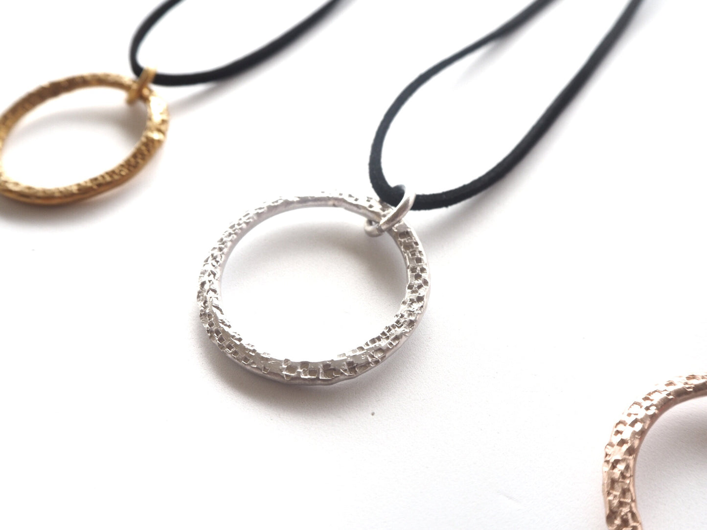 Collezione Textures - collana con ciondolo martellato a mano - collezione"Terra".