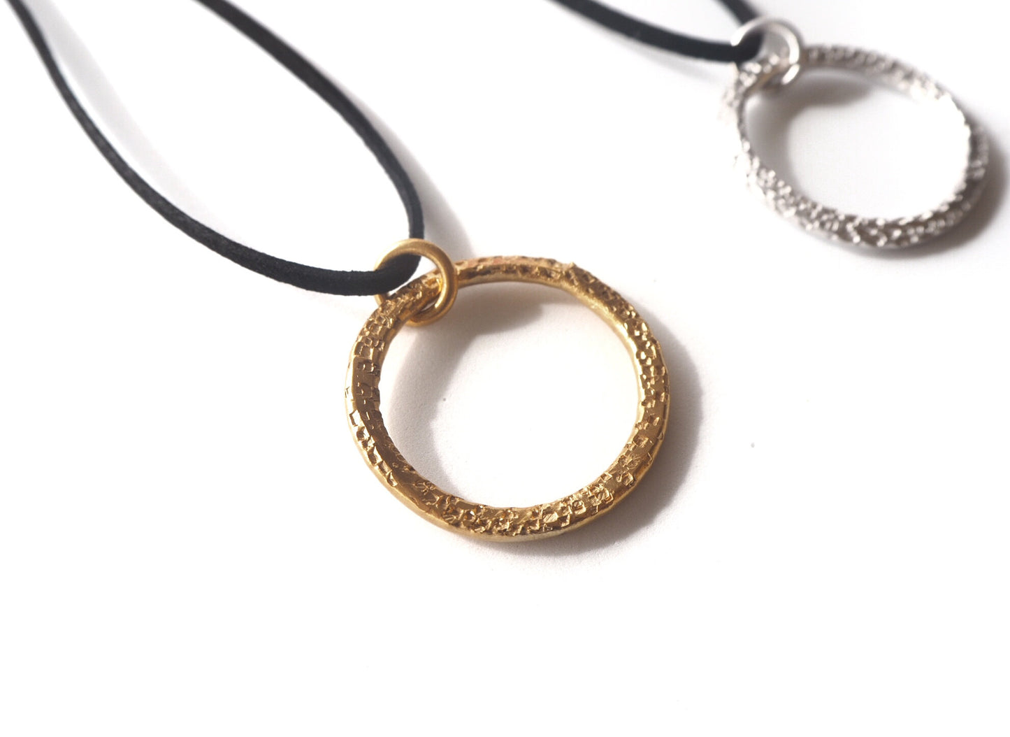 Collezione Textures - collana con ciondolo martellato a mano - collezione"Terra".