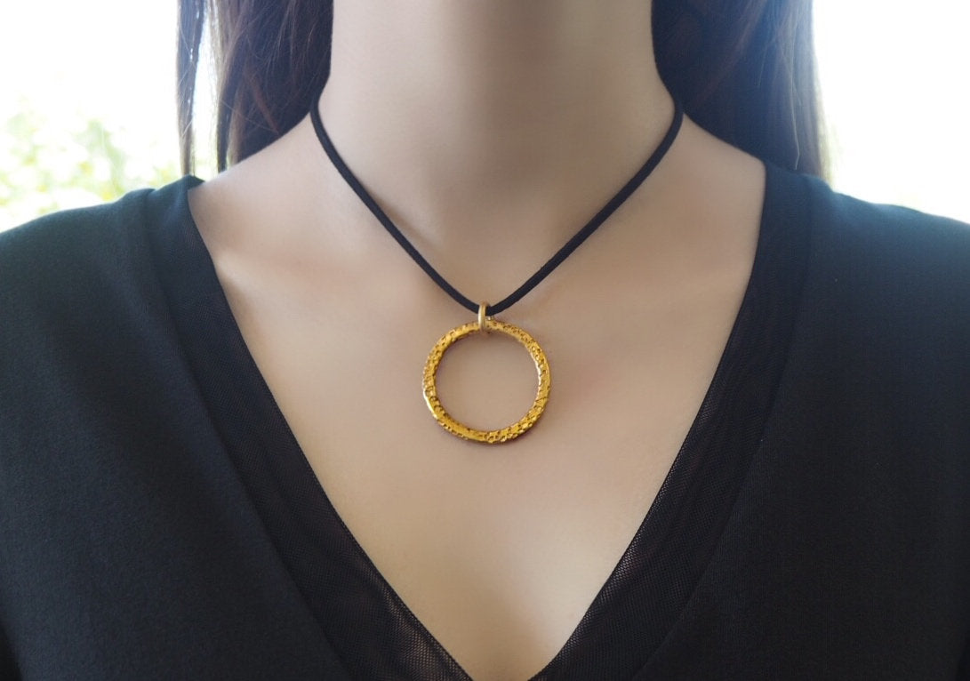 Collezione Textures - collana con ciondolo martellato a mano - collezione"Terra".