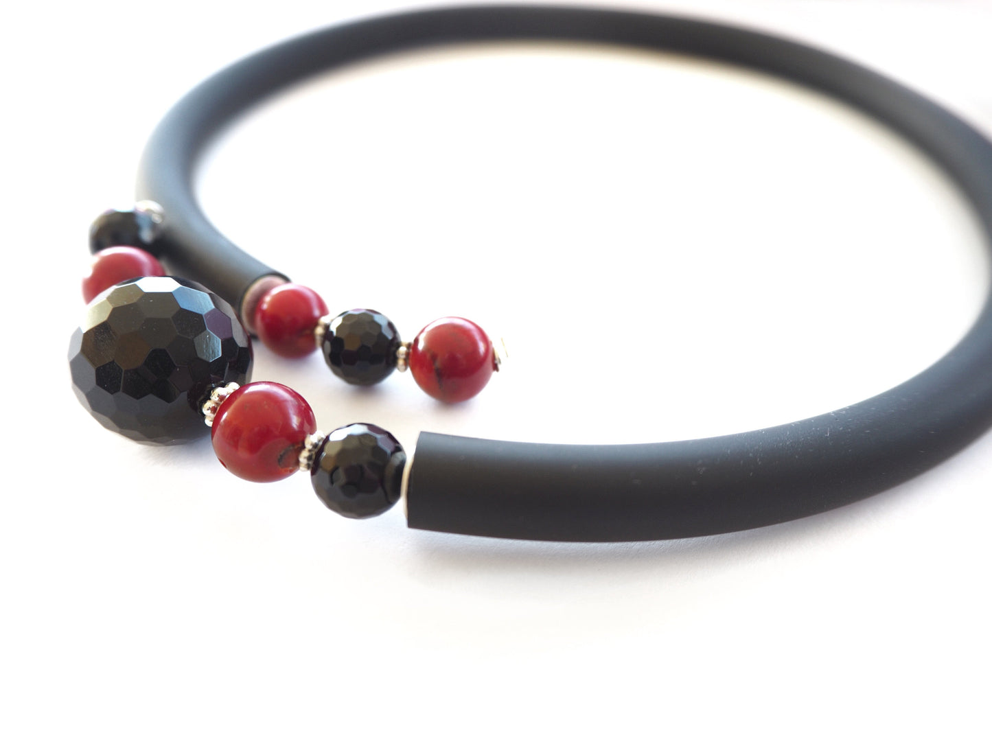 Linha contemporânea - Statement black onyx, coral vermelho e colar de caocho preto