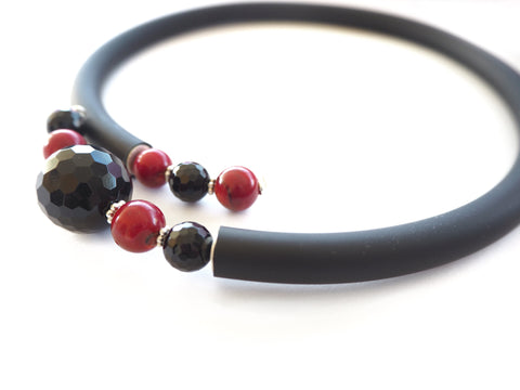 Contemporary line - Statement black onyx, red coral and black caocho necklace