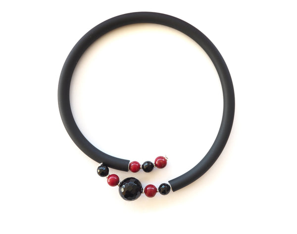 Zeitgenössische Linie - Statement Halskette aus schwarzem Onyx, roter Koralle und schwarzem Caocho