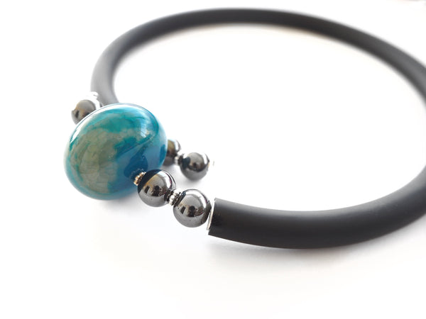 Contemporary line - Turquoise blue agate, hematite and black caocho necklace
