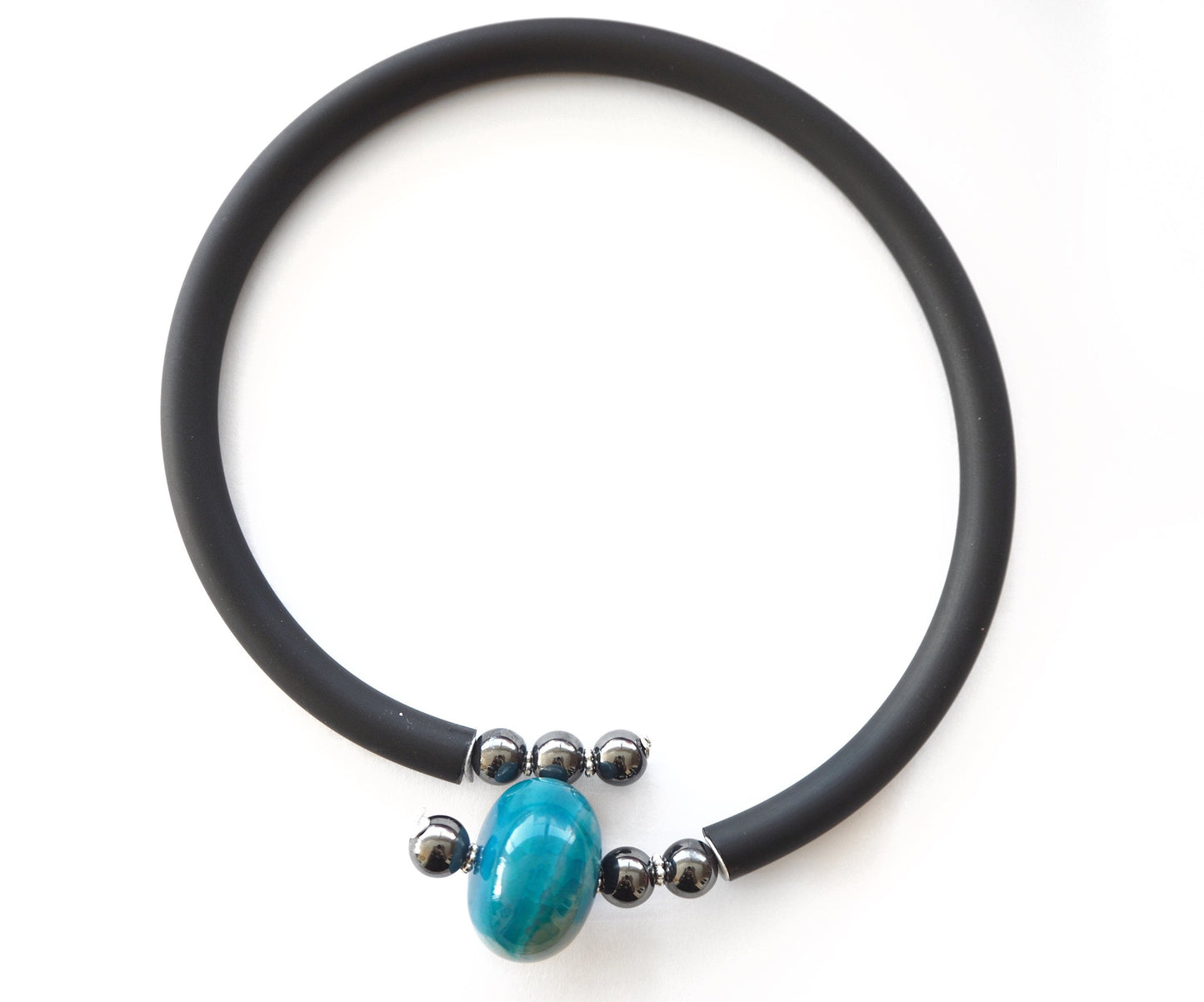 Contemporary line - Turquoise blue agate, hematite and black caocho necklace