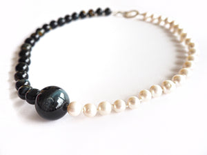Perle - Ensemble collier et boucles d'oreilles en perles d'eau douce et quartz oeil de faucon