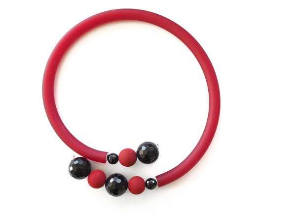 Línea contemporánea - Collar Statement de ónix negro, lava roja y caocho rojo,