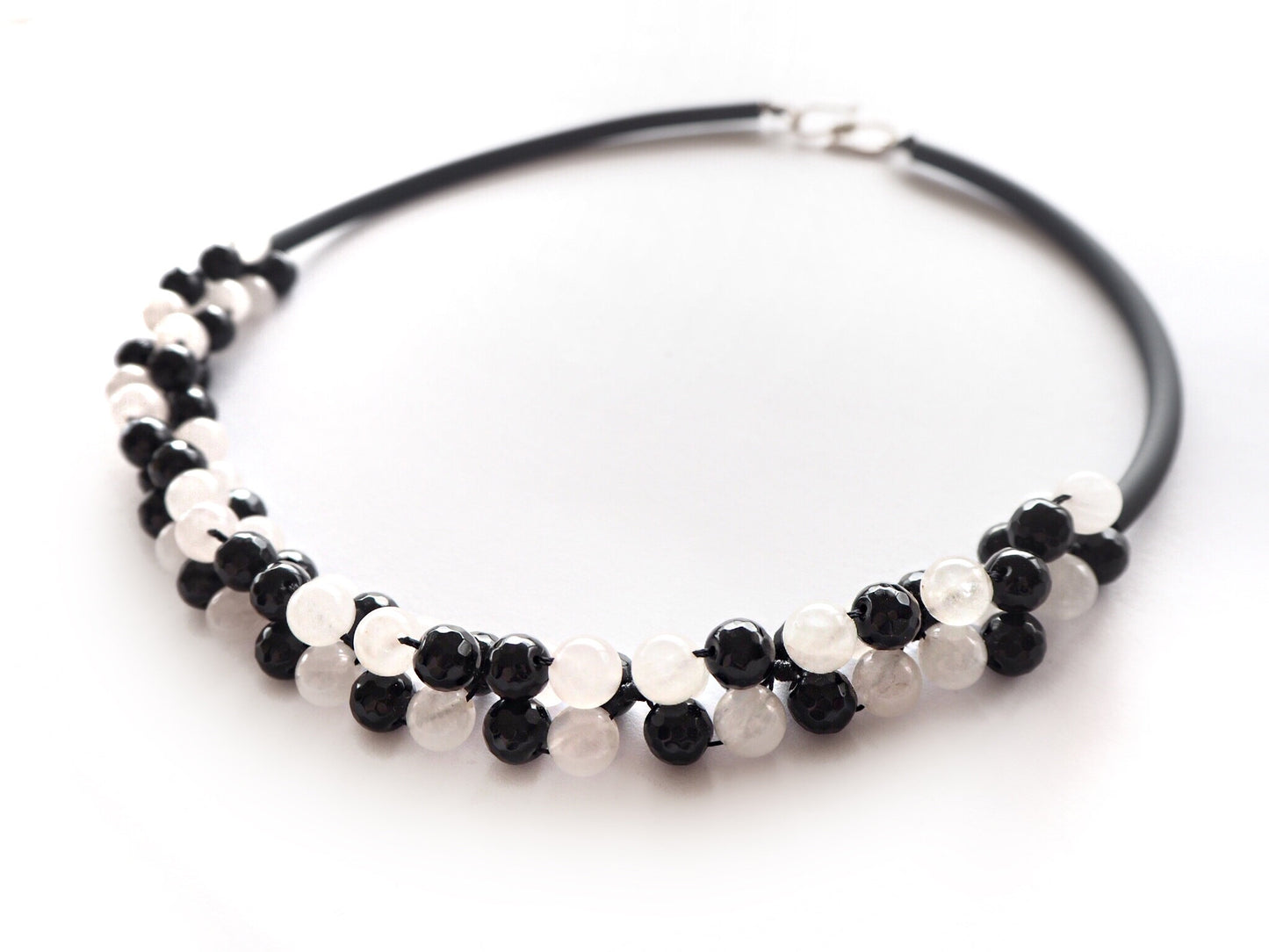 Ligne contemporaine - Collier onyx, quartz laiteux et caocho noir