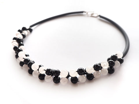 Contemporary line - Onyx, milky quartz and black caocho necklace
