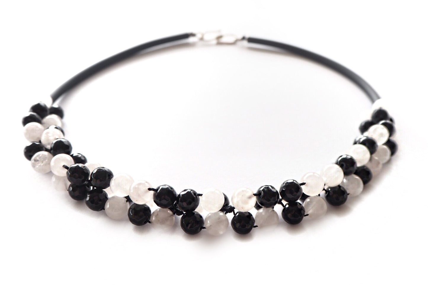 Ligne contemporaine - Collier onyx, quartz laiteux et caocho noir