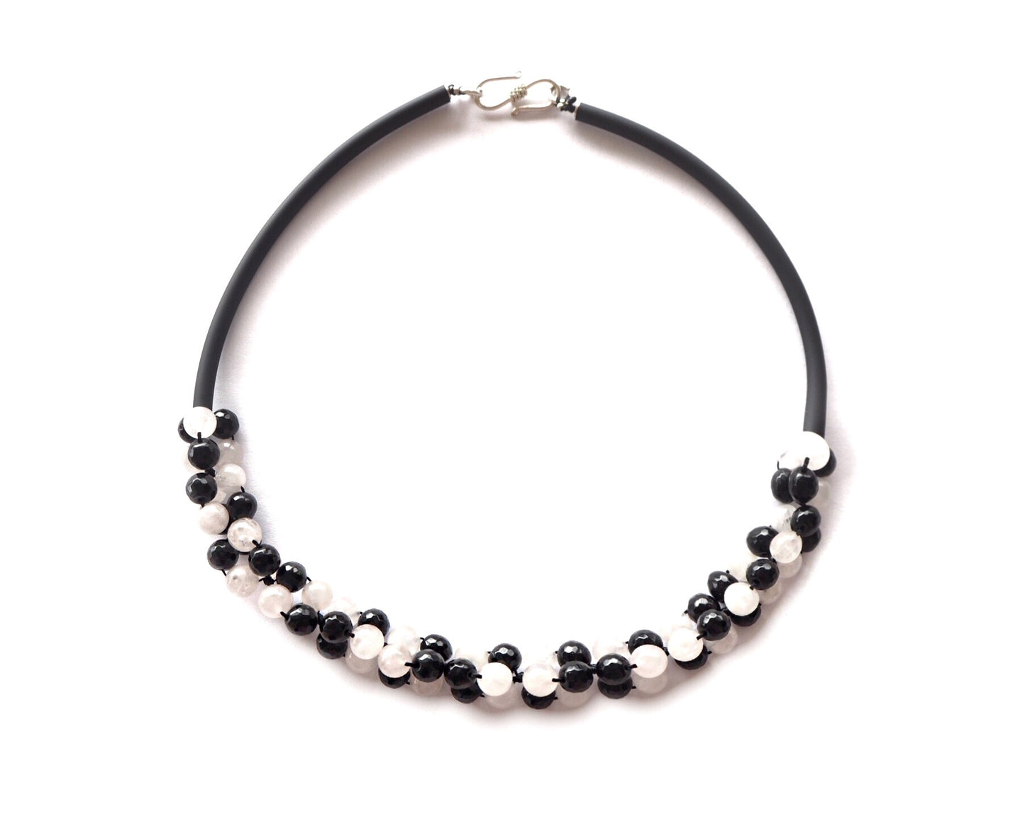 Ligne contemporaine - Collier onyx, quartz laiteux et caocho noir