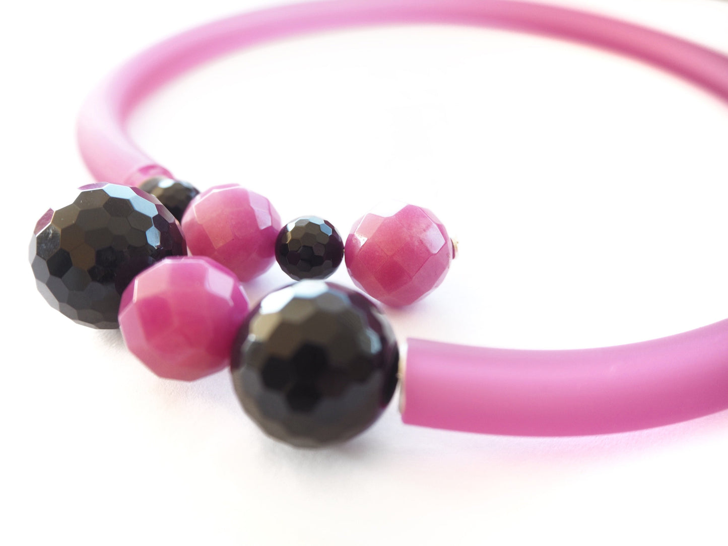 Ligne contemporaine - Collier onyx noir, rhodochrosite rose, argent et caocho rose